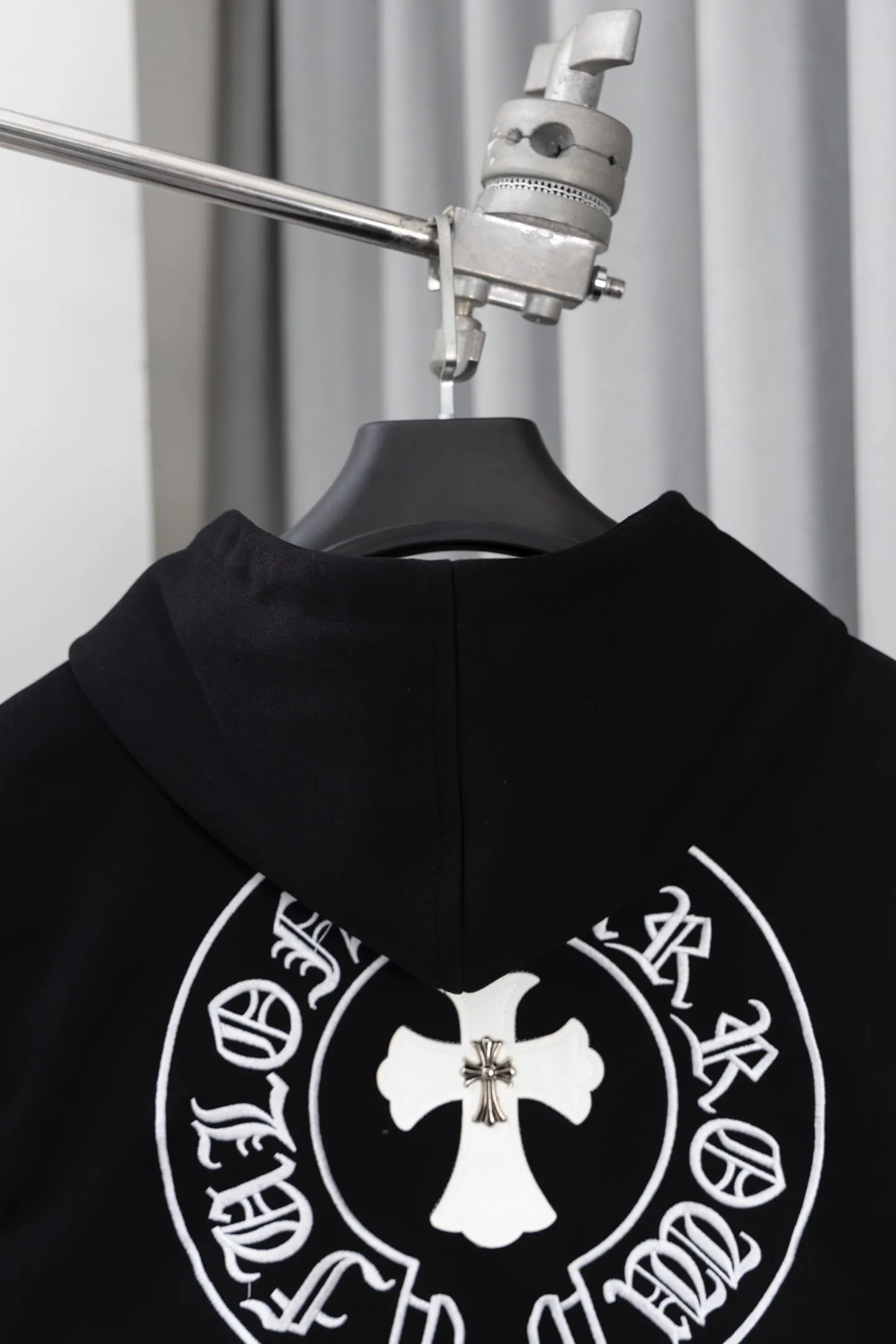 P320 Style number: S017 𝗖𝗵𝗿𝗼𝗺𝗲 𝗛𝗲𝗮𝗿𝘁𝘀/Cro Xin 2025 washed and burnt patch embroidered autumn and winter new original single counter American patchwork 3D three-dimensional couple casual cardigan plus velvet sweatshirt 👑The highest version! Customized fabric 480g tripe terry fabric! American acid-washed and distressed original fabric, laser burning + patch embroidery, exquisite embroidery of letters! The best-selling model in the counter, very comfortable to wear. Accessories: original molded and authenticated collar label➕100% silk wash label. Genuine purchase-grade original hangtag➕matching hanging rope➕3D hanging beads➕original packaging bag. Craftsmanship: The original version has consistent wiring! The highest version of the armhole matching technique! Color: Black Size: S M L XL